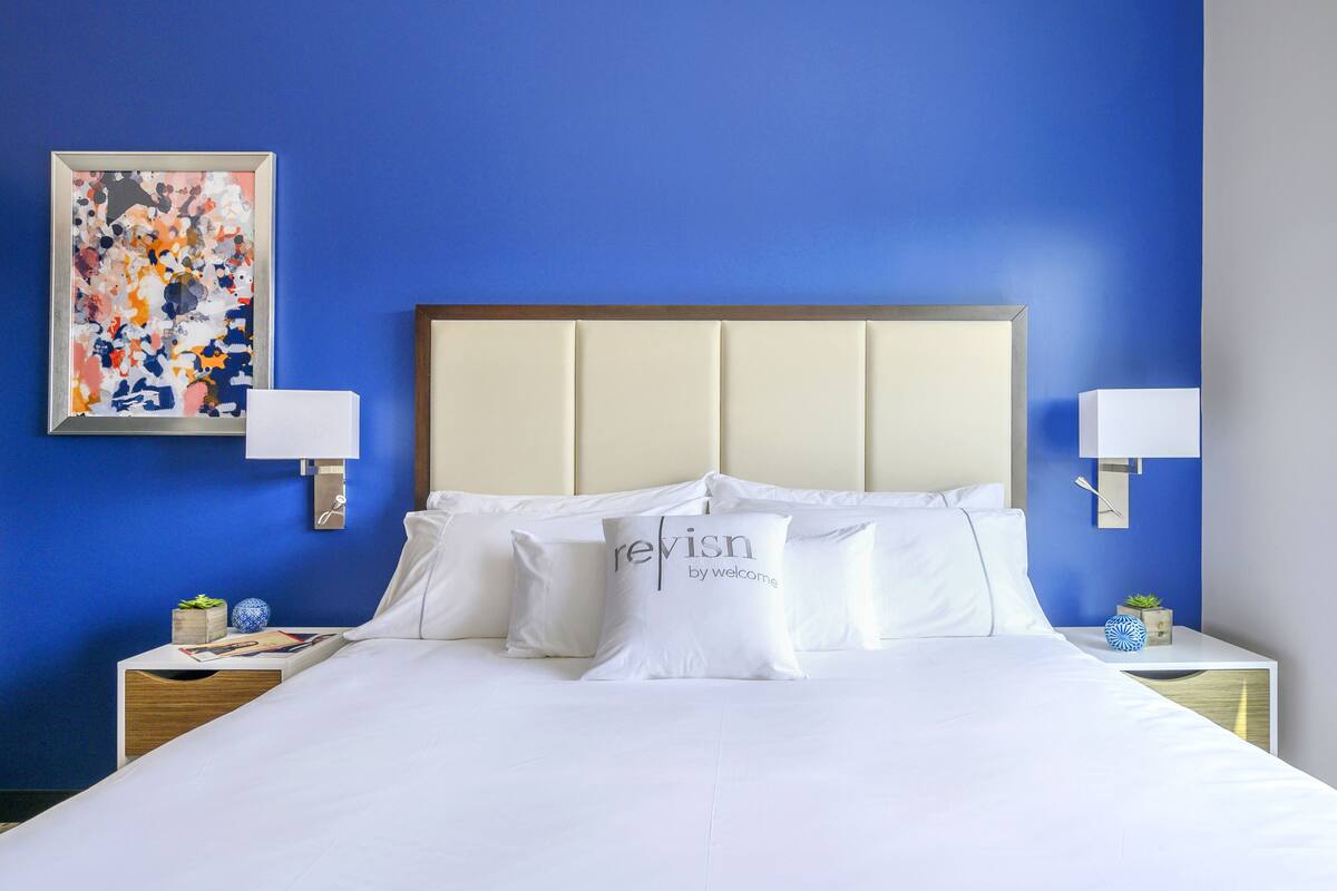 Grand Room, 1 Queen Bed | 1 bedroom, in-room safe, blackout drapes, soundproofing