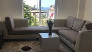 Villa – comfort, sjøutsikt | Oppholdsrom | LED-TV