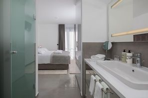 Badewanne, Whirlpool, kostenlose Toilettenartikel, Haartrockner