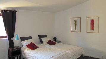 Twin Room | Individually decorated, individually furnished, desk, blackout drapes