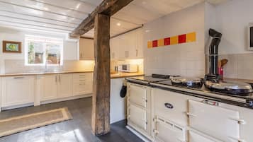 Een magnetron, een oven, een vaatwasser, een kinderstoel