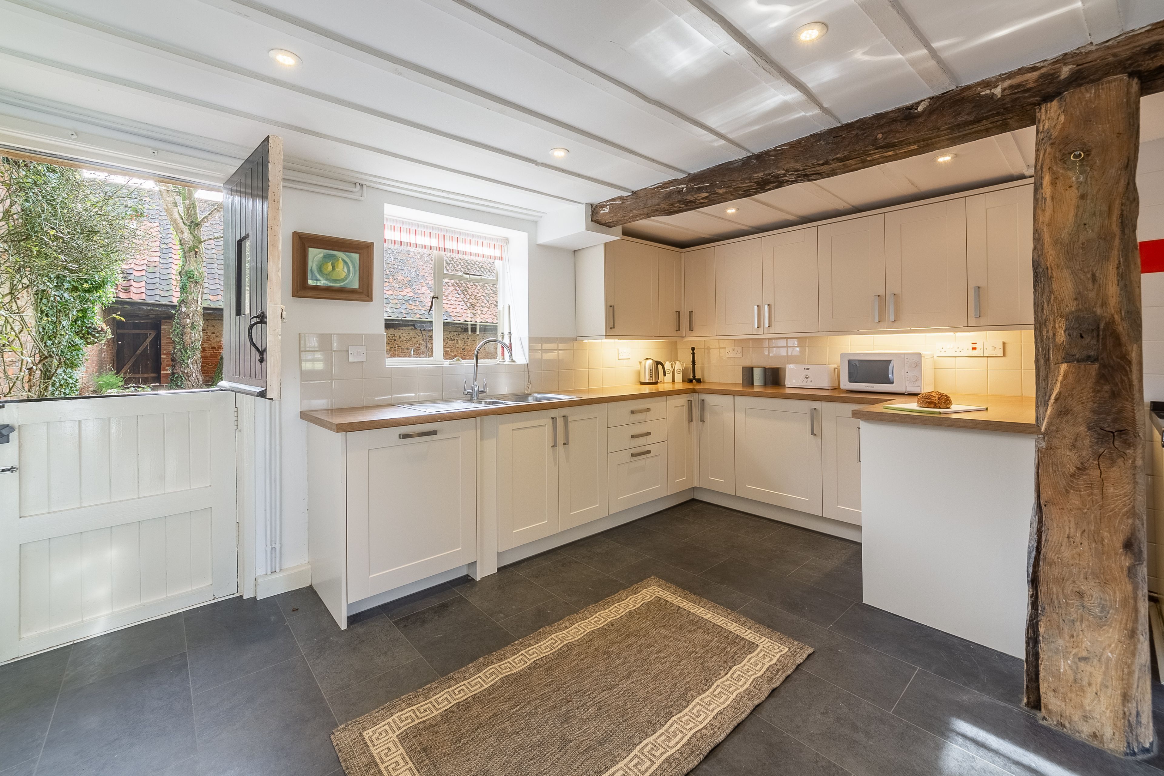 Mikroaaltouuni, uuni, astianpesukone, syöttötuoli