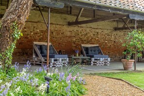 Terrace/patio - The Tack House, Holkham, Norfolk (Wells-Next-The-Sea)
