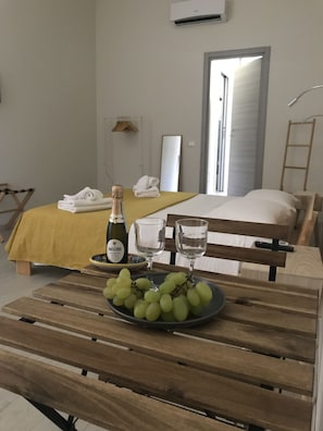 豪華四人房, 多張床 | 1 間臥室、迷你吧、書桌、折疊床/加床