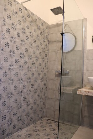 Shower, rainfall showerhead, free toiletries, hair dryer - Le Camere di Don Vito (Noto)