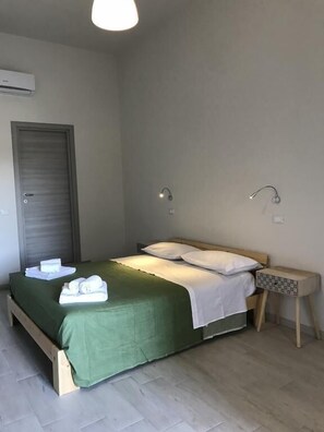 Deluxe vierpersoonskamer, Meerdere bedden | 1 slaapkamer, een minibar, een bureau, extra bedden (toeslag)