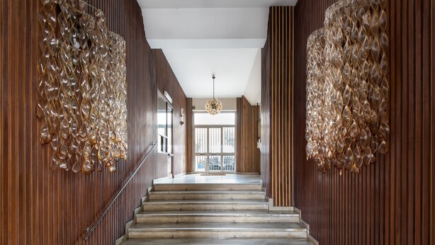 A staircase with wooden paneling and a chandelier. - Design e Comfort nel centro di Catania by Wonderful Italy (Catania)