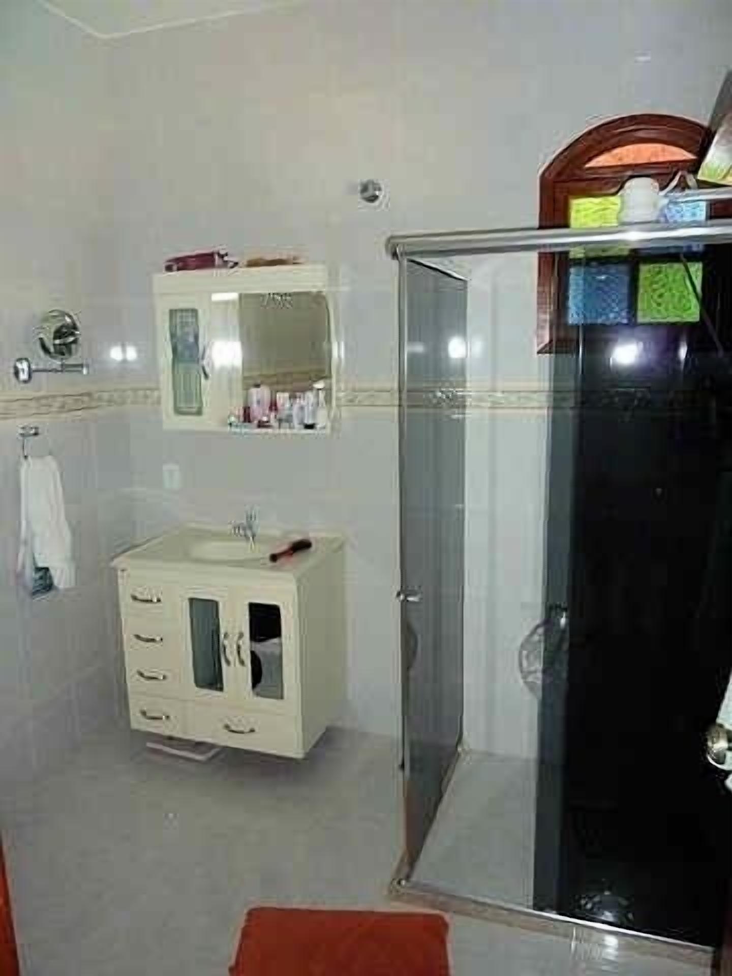 Douche, serviettes fournies, savon, papier toilette