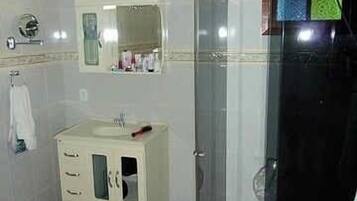 Douche, serviettes fournies, savon, papier toilette