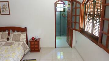 4 chambres, bureau, Wi-Fi, draps fournis