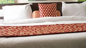 1 bedroom, individually decorated, desk, cots/infant beds