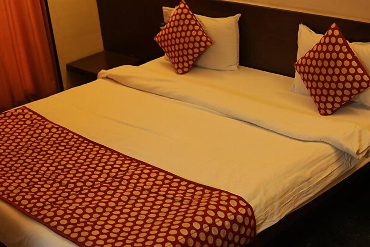 1 bedroom, individually decorated, desk, cots/infant beds