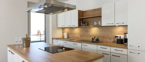 Fridge, oven, stovetop, dishwasher