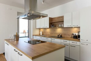 Fridge, oven, stovetop, dishwasher