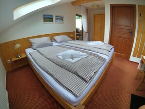 Vierpersoonskamer, 2 slaapkamers, uitzicht op heuvels | Een bureau, geluiddichte muren, gratis wifi, beddengoed