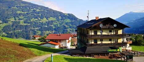 Majoituspaikan julkisivu illalla/yöllä