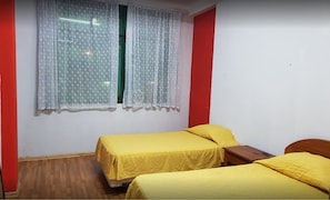 Familie appartement, 2 slaapkamers, uitzicht op de stad | Een minibar, individueel gemeubileerd, gratis wifi