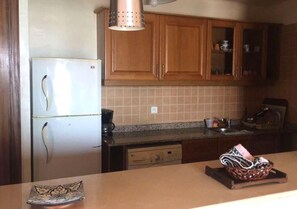 Kühlschrank, Ofen, Herdplatte, Kochgeschirr/Geschirr/Besteck