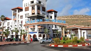Un immeuble à plusieurs étages sur lequel on peut voir en évidence l’enseigne « MARINA AGADIR ».