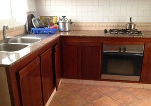 Kühlschrank, Ofen, Herdplatte, Kochgeschirr/Geschirr/Besteck