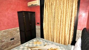 A bedroom with a bed, a wardrobe, and a curtain. - Residence Babylone Marrakech 3390 (Marrakech)