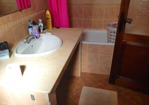 Een bad, een bidet, handdoeken
