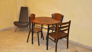 Ein Essbereich mit einem runden Holztisch und vier Stühlen.