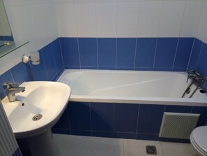 Bathtub, bidet, towels