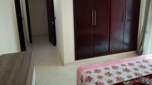 A bedroom with a bed, a wardrobe, and a hallway. - Atlantic Ocean Residence 3040 (Asilah)