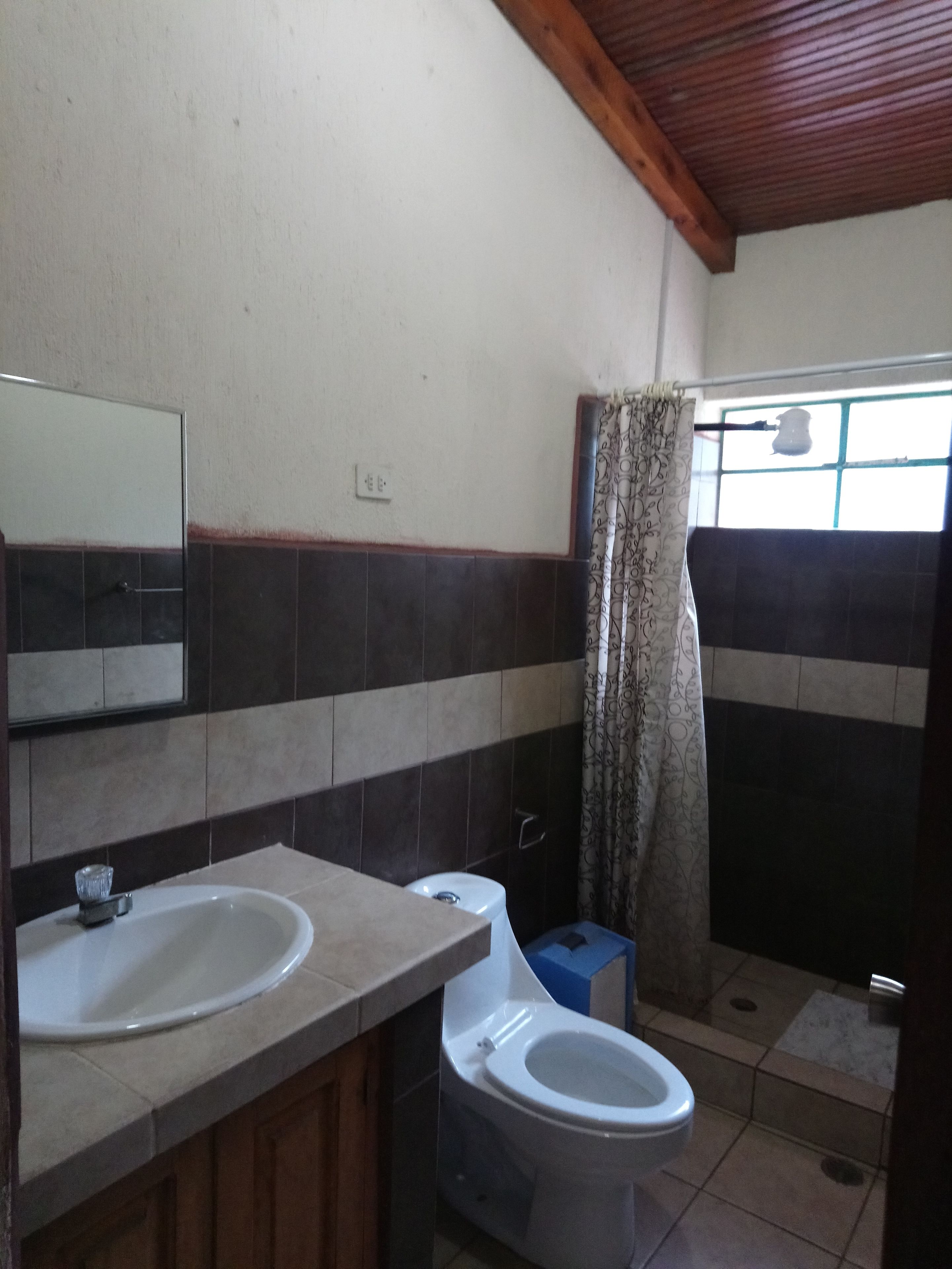 Traditional House, Multiple Beds, Lake View | Bathroom | Shower, rainfall showerhead, free toiletries, hair dryer