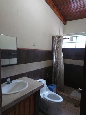 Traditional-Haus, Mehrere Betten, Seeblick | Badezimmer