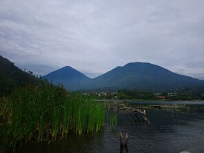 A tranquil lakeside view with mountains in the background. - Pink house (San Antonio Palopo)