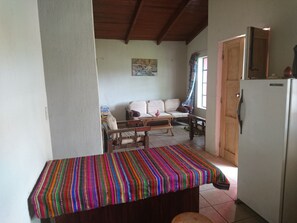 Tradisjonelt hus, flere senger, utsikt mot innsjø | Oppholdsrom