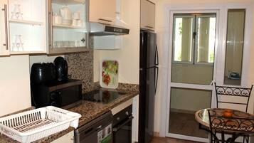 Een koelkast, een magnetron, een oven, een kookplaat