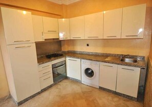 Frigorifero, forno, piano cottura, pentole/stoviglie/utensili