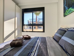 2 slaapkamers, een strijkplank/strijkijzer, gratis wifi, beddengoed