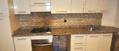 Fridge, oven, stovetop, cookware/dishes/utensils