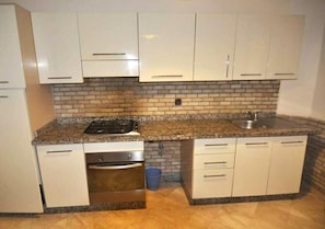 Kühlschrank, Ofen, Herdplatte, Kochgeschirr/Geschirr/Besteck