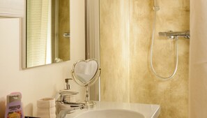 Chambre Simple | Salle de bain | Douche, articles de toilette gratuits, sèche-cheveux, bidet