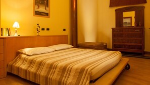 Habitación doble, 1 cama doble | Cunas gratuitas, wifi gratis, ropa de cama