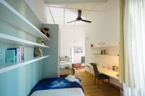 双人房或双床房 | 免费婴儿床、免费 WiFi、床单