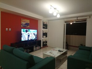 Exclusive-Apartment, Parkblick | Wohnbereich | 49-Zoll-Smart-TV mit Kabelempfang, Fernseher, Videospielkonsole