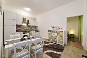 Apartment, 1 Schlafzimmer | Essbereich im Zimmer