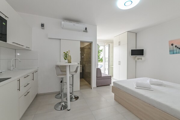 In-room safe, free WiFi, bed sheets