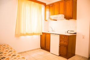 Fridge, microwave, stovetop, dishwasher - Villa Aphrodite Hotel Apartments Studios by Estia (Hersonissos)