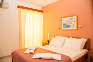 Apartamento básico, vistas a la piscina | Escritorio, sistema de insonorización, tabla de planchar con plancha