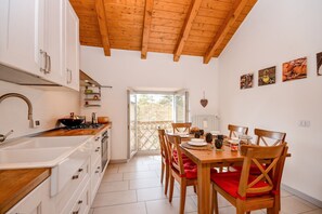 Apartment, Zwischengeschoss | Eigene Küche | Kühlschrank, Ofen, Herdplatte, Geschirrspüler