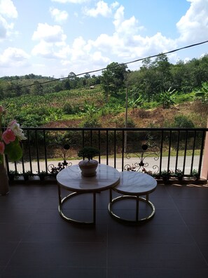 Outdoor dining - Sky View Villa Bed & Breakfast (Kampung Bolok Ulu)