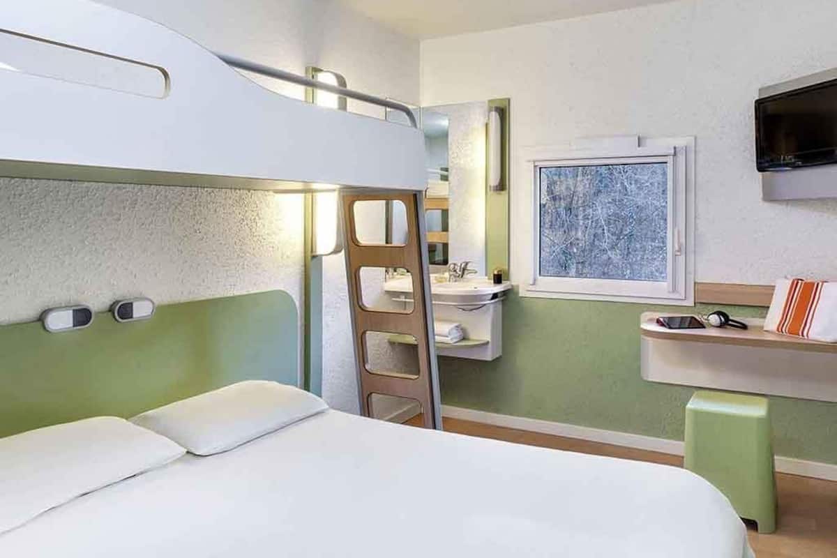 Chambre triple, Plusieurs lits | Bureau, rideaux dâobscurcissement, lit de bĂ©bĂ© (gratuit)