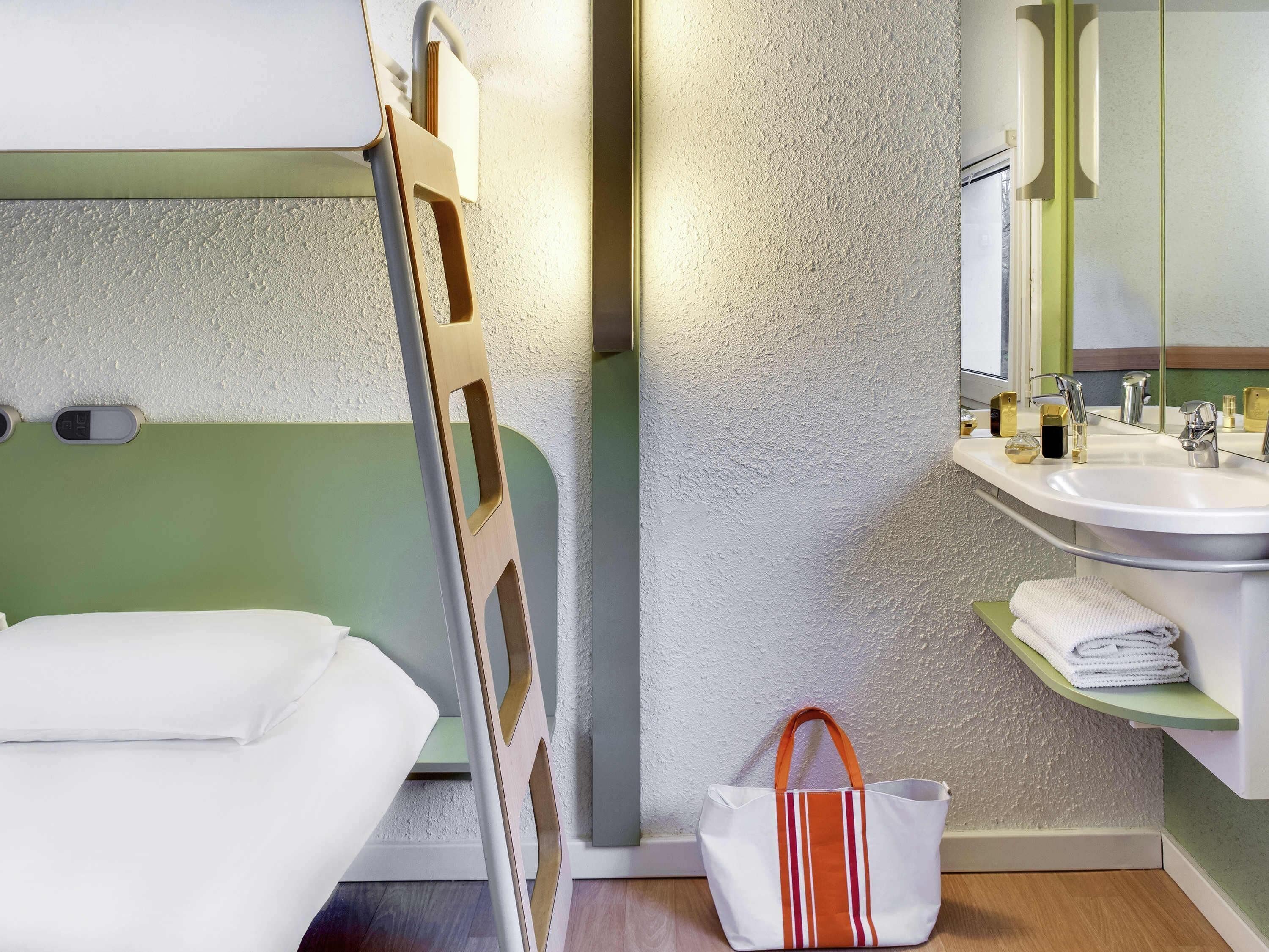 Driepersoonskamer, Meerdere bedden | Een bureau, verduisterende gordijnen, gratis babybedden, gratis wifi